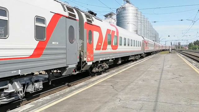 Электровоз ЭП2К-301 вместе с ТЭП70БС-267 с пассажирским поездом №140С прибывает на станцию Искитим смотреть онлайн