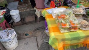 Чем кормят на улицах Таиланда | Обзор тайской уличной еды | Цены в макашницах и на рынке