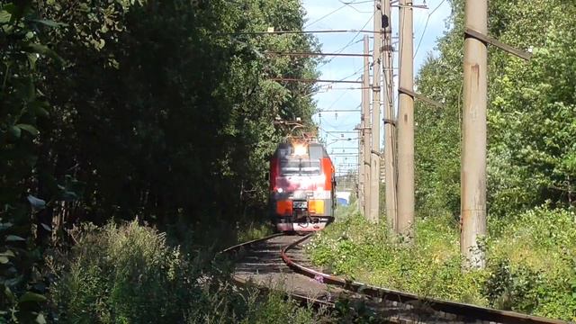 "На разгоне". 2ЭС4К-099 "Дончак" следует резервом