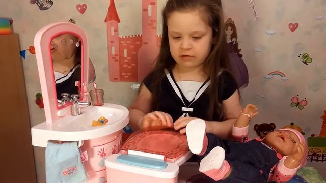 Милана как мама купает куклу Бебиборн. Pretend play. Babyborn doll. Играем в куклы. Видео для детей смотреть онлайн