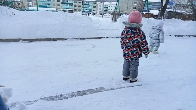 Уборка во дворе,работаем все вместе/девочки хулиганят. смотреть онлайн