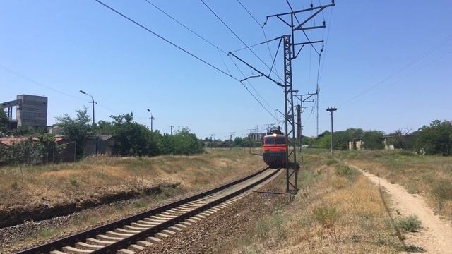 ВЛ10-1446 следует резервом по перегону Евпатория-Курорт-Евпатория-Товарная! [ИЮЛЬ КЖД 2024] смотреть онлайн