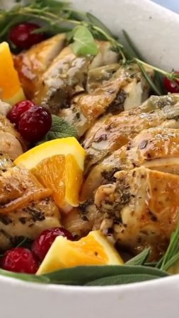 Запеченная грудка индейки с чесноком и травами