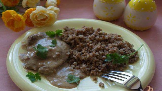 Вкусная говядина в сметанном соусе