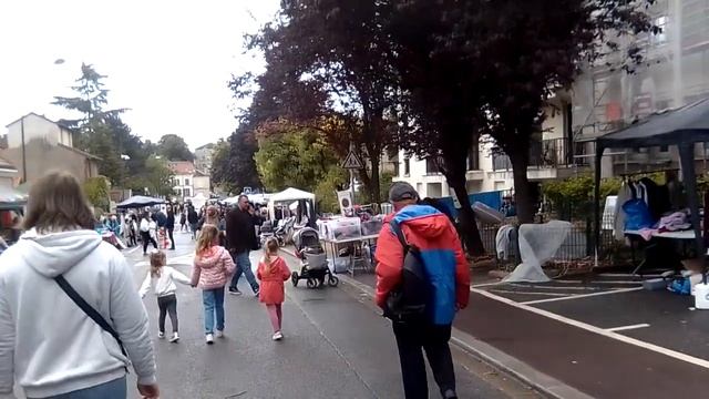 Французский Воскресный 🛍👗💲 отдых и развлечение на Блошином рынке. Что по чём 💰 👚 в пригороде Парижа смотреть онлайн