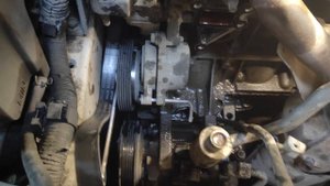 замена трубки охлаждения от помпы до термостата на Nissan primera 2002 года