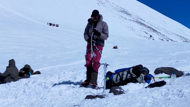 Наглядный пример недостатка кислорода, восхождение на Эльбрус западный (5642м) смотреть онлайн