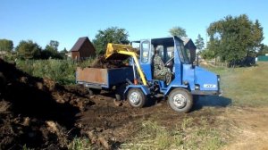 два минитрактора на уборке навоза