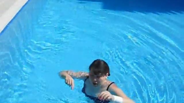 Я в бассейне отеля. Турция смотреть онлайн