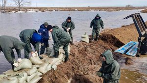 Север Казахстана ушел под воду. Жители возводят самодельные дамбы