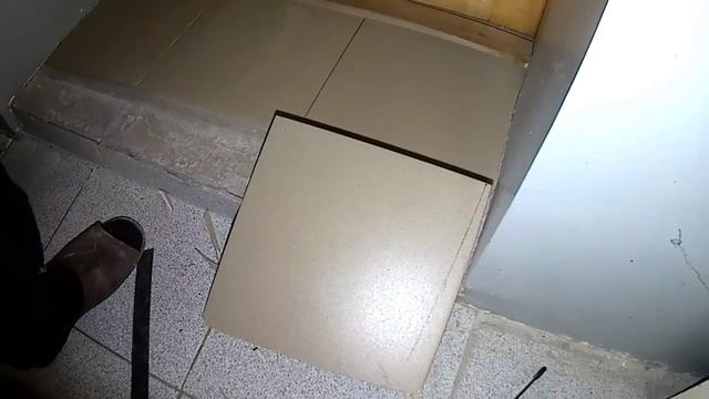 Порожек двери из керамической плитки. Красиво и надежно.