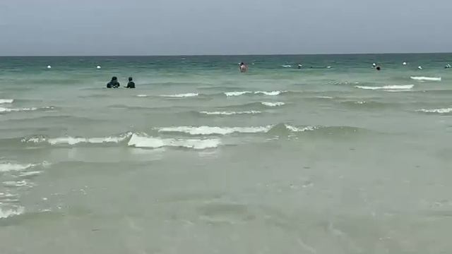 ОАЭ летом. Пляж у отеля Sharjah Carlton 4*. смотреть онлайн