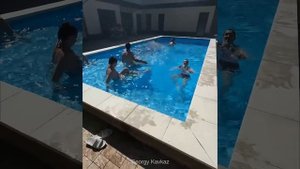 Шашлык, бассейн, кальян и веселая компания. Отдых у друзей.