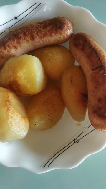 Отварная жареная картошка и жареные сосиски.