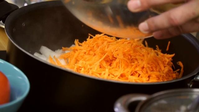«На кухне с „Мария-Ра“»: готовим рыбу по-гречески и минтай в сметанном соусе