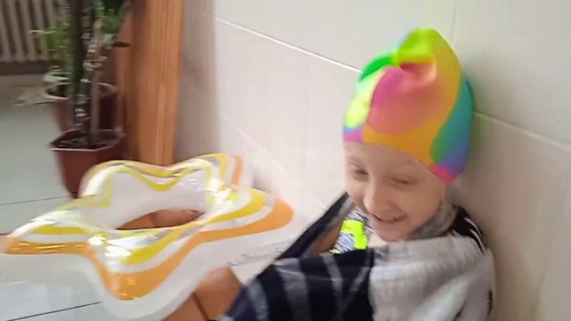 По рекомендации врачей для укрепления позвоночника Злата начала ходить в бассейн.1 день привыкаем смотреть онлайн