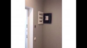 Розетки и шкаф купе встроенный в нишу