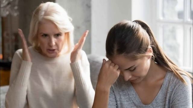 Девочка застыла на пороге услышав как ругаются мама с бабушкой. Она была шокирована от услышанного.