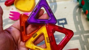 играем в детский магнитный конструктор, строим фигуры из магнитных деталей