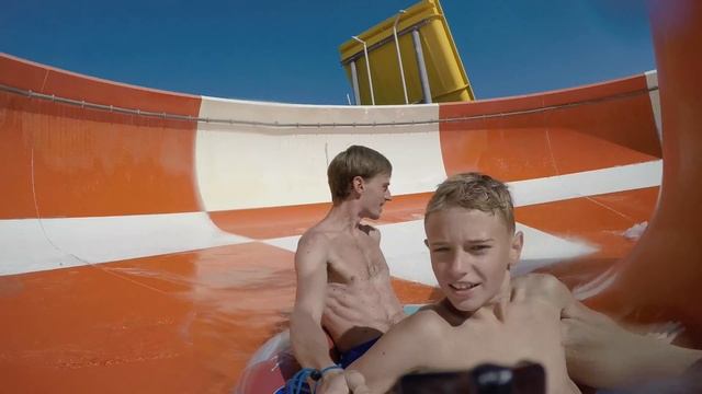 Лёва с семьёй в Египте #4 делаем гигантские трубочки,катаемся на детских и взрослых водных горках смотреть онлайн