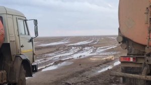 Камазы застряли в грязи бездорожье.