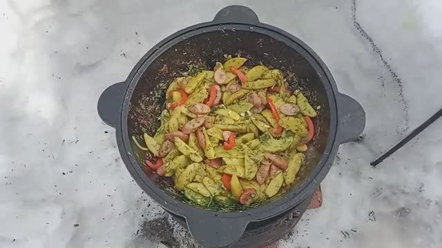 ЖАРЕНАЯ КАРТОШКА С ОХОТНИЧЬИМИ КОЛБАСКАМИ В КАЗАНЕ смотреть онлайн