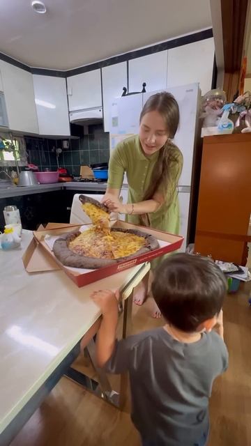 Огромная пицца 🍕 #катякорея #корейскаяеда #едавкорее смотреть онлайн