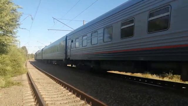 Электровоз ЭП20 075 с пассажирским поездом Москва-Симферополь.
