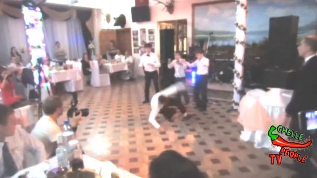 Официант шоу - Свадьба Жени и Лизы - Вано Белый Smile Шахматист смотреть онлайн