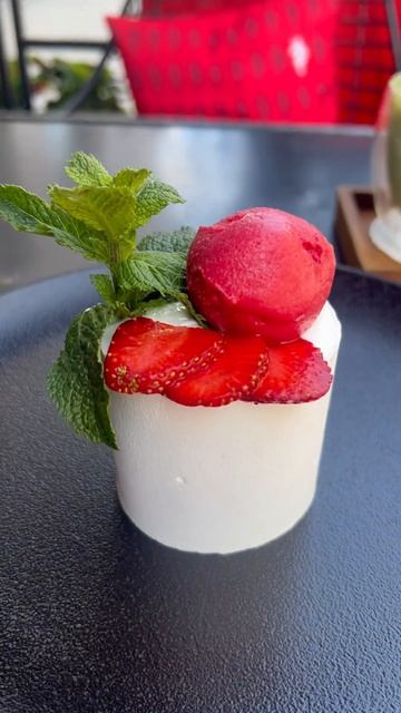 Пробую вкусный десерт, а вы любите сладости? #москва #travel #июнь2024 #десерт #вкуснаяеда смотреть онлайн