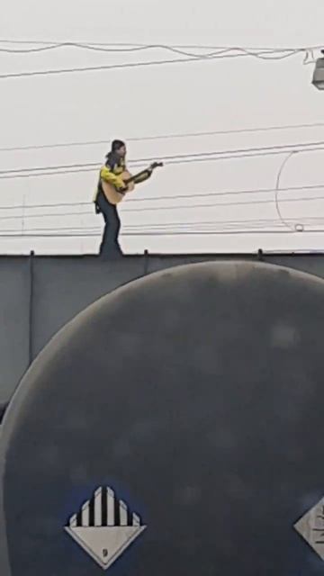 Едет по краю моста на роликах играя на гитаре в Санкт-Петербурге смотреть онлайн