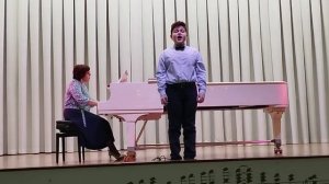 Вдоль по улице молодчик идет