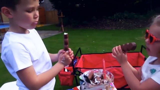 MISS KATY MISTER MAX ДЕЛАЮ МОРОЖЕНОЕ ИДЕЯТ РУКАМИ ВСЕ В ШОКОЛАДЕ смотреть онлайн