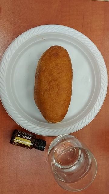 пирожки с рисом, луком, яйцами  и стакан воды с жфирным маслом лимона компании Дотерра.