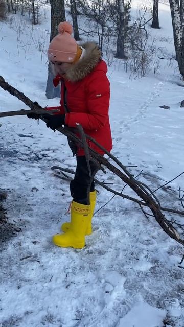 Хворост собрался сам 😅Как @NatashaDeys собирала ветки #природа #кемпинг #wintercamping #camping смотреть онлайн