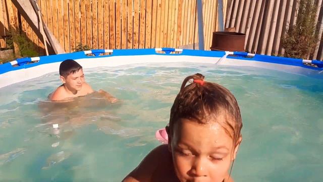 научилась плавать!!! смотреть онлайн