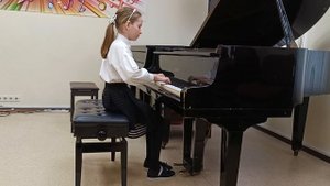 И.Беркович.Сонатина соль мажор. Исполняет Титова Саша ( общее ф-но).