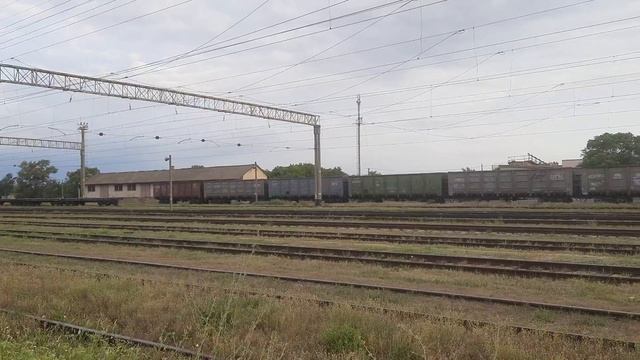 ЧМЭ3 с грузовым поездом прибывает на станцию Евпатория-Товарная [КЖД 2021] смотреть онлайн