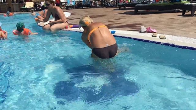 Даник ныряет в бассейне смотреть онлайн