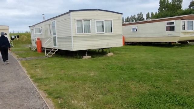 Обзор караванов, где и как живут сезонные работники ферма Barfoots Sefter Farms LTD, Seasonal work смотреть онлайн