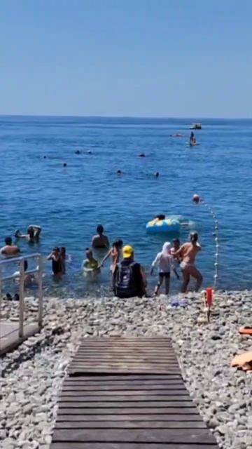 НЕ МОЖЕМ НАЙТИ СВОБОДНОЕ МЕСТО НА ПЛЯЖЕ #бриджрезорт#отельбриджрезорт#пляжныйсезон смотреть онлайн