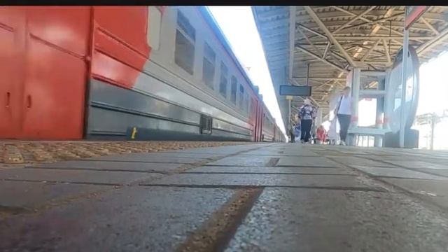 Электропоезд ЭД4М-0264 следует по 2 пути