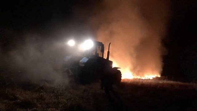 ПОЖАР на ПОЛЕ | Трактор Беларус с Плугами помогает пожарнам смотреть онлайн