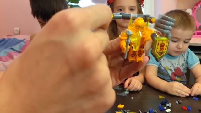 LEGO NEXO KNIGHTS Надзвичайний Аксл 70336 смотреть онлайн