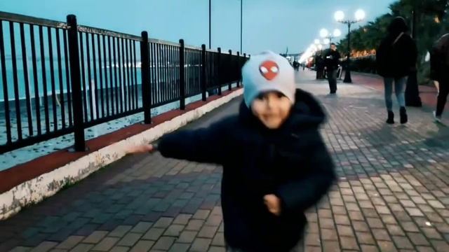 Гулял с братом на набережной Сочи 🌊 смотреть онлайн