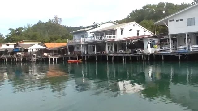 из отеля Aana resort по реке на пляж