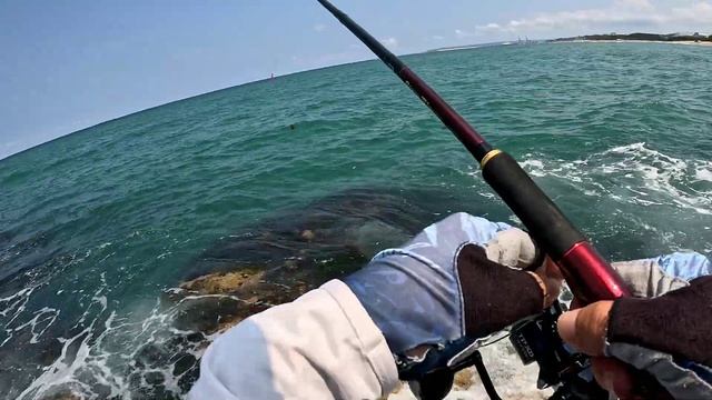Морская рыбалка с берега в Южной Корее.  Стейки на мангале.