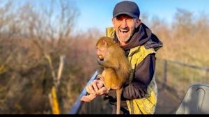 Влад с Люськой приехали кормить семью, Люська четко контролирует!