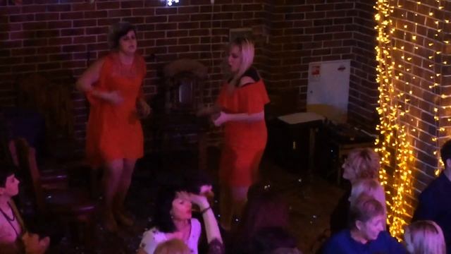 Женщины в красном отжигают смотреть онлайн