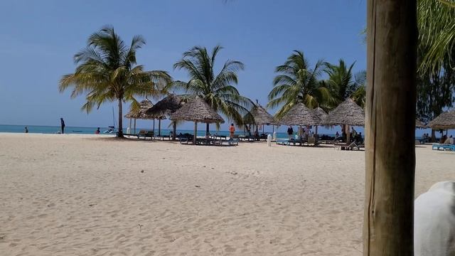 ждем заказ в ресторане Sunset Kendwa, Занзибар смотреть онлайн